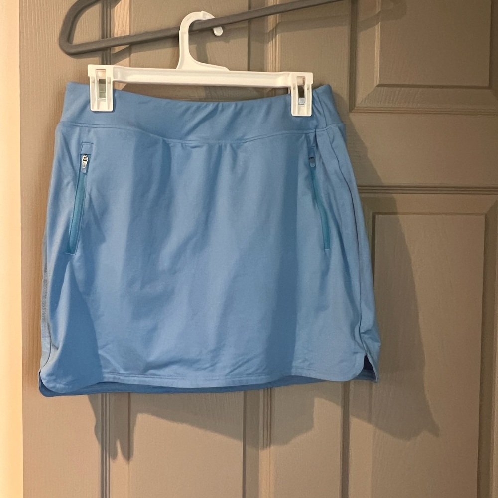 Baby blue Levelwear golf skort. Built in shorts. Size M. Front and back pocket.